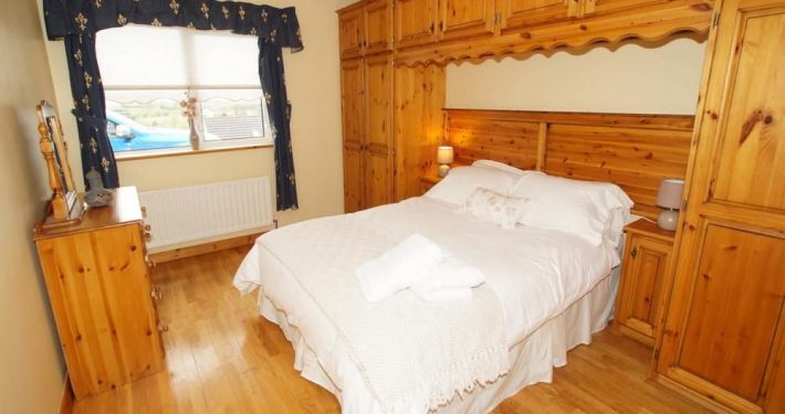 Sea View Cottage Donegal Town - ground floor double