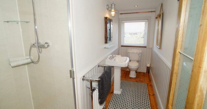 The Sea House Dungloe - shower room