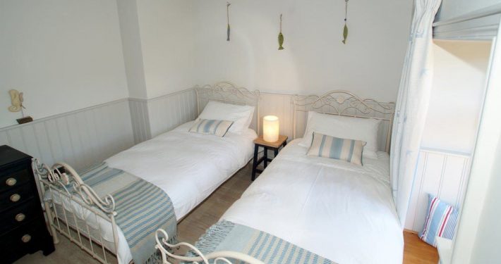 The Sea House Dungloe - twin bedroom